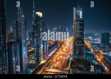 Dubai Skyline bei Nacht, urbane Wolkenkratzer und Autoverkehr, Blick von oben, Vereinigte Arabische Emirate. Stockfoto