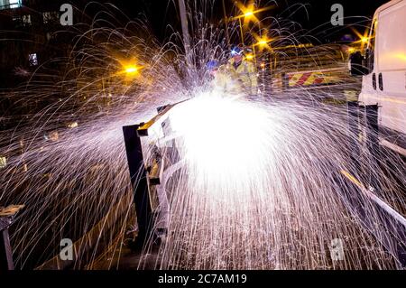 Straßenpersonal in der Nachtschicht, das an der Brücke arbeitet Stockfoto