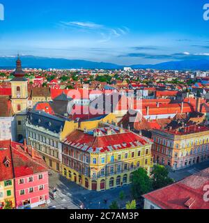 Kirche der Heiligen Dreifaltigkeit und Rathausturm in Sibiu Stadt, Blick vom Glockenturm der St. Mary Kathedrale. Luftbild Stadt Sibiu Stadt. Beeindruckender Morgen Stockfoto