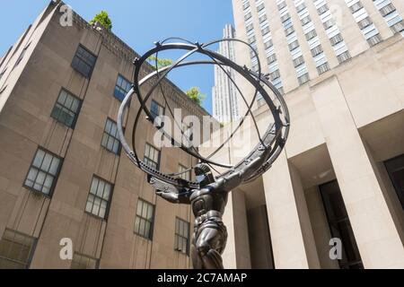 Antiker griechischer Titan Atlas mit der Heavens Bronze Armillary Sphere Skulptur im Rockefeller Center mit einer Gesichtsmaske aufgrund von COVID-19, NYC, USA Stockfoto