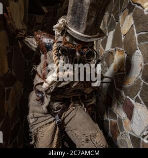 Futuristischer Charakter Cyborg Stalker. Kunstfotografie im Steampunk-Stil. Stockfoto