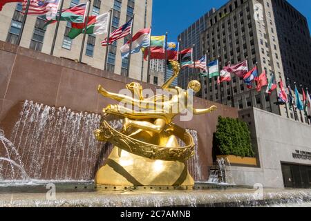 Prometheus im Rockefeller Center verfügt über eine riesige Gesichtsmaske wegen der Coronavirus-Pandemie, USA Stockfoto