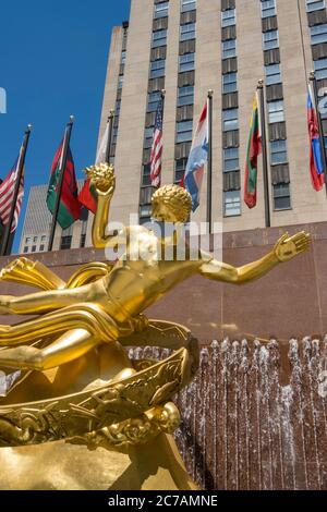 Prometheus im Rockefeller Center verfügt über eine riesige Gesichtsmaske wegen der Coronavirus-Pandemie, USA Stockfoto