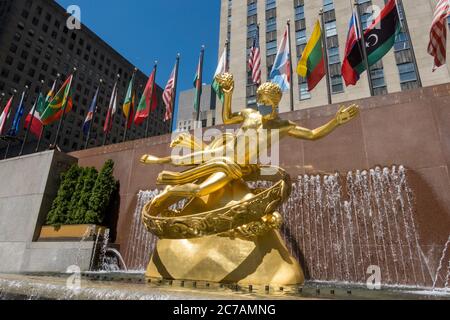 Prometheus im Rockefeller Center verfügt über eine riesige Gesichtsmaske wegen der Coronavirus-Pandemie, USA Stockfoto