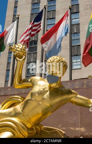 Prometheus im Rockefeller Center verfügt über eine riesige Gesichtsmaske wegen der Coronavirus-Pandemie, USA Stockfoto