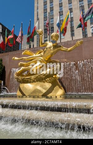 Prometheus im Rockefeller Center verfügt über eine riesige Gesichtsmaske wegen der Coronavirus-Pandemie, USA Stockfoto