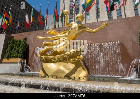 Prometheus im Rockefeller Center verfügt über eine riesige Gesichtsmaske wegen der Coronavirus-Pandemie, USA Stockfoto