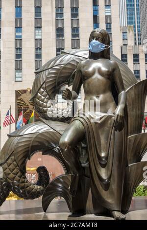 Menschengestalt (Mädchen und Jugend), mit Gesichtsmaske Rockefeller Center, New York City Stockfoto