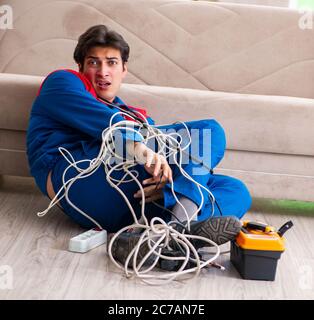 Der Elektriker Auftragnehmer mit Kabelsalat Stockfoto