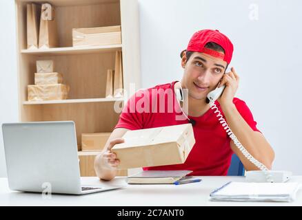 Das Call Center Mitarbeiterin am Paketverteilzentrum in Post Stockfoto