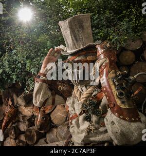 Futuristischer Charakter Cyborg Stalker. Kunstfotografie im Steampunk-Stil. Stockfoto