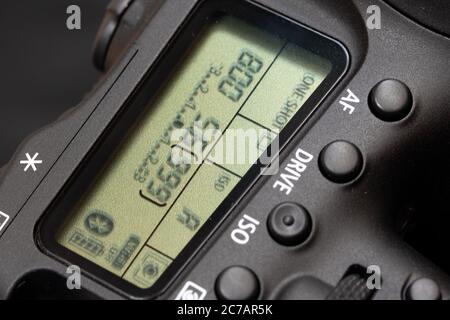 Das LCD-Display mit Informationen auf der Oberseite der Kamera. Die Datenanzeige auf der Digitalkamera, Nahaufnahme. Stockfoto