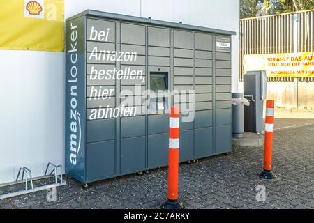 DEUTSCHLAND, WETZLAR 2020-04-13: Mit Amazon locker haben Sie die Möglichkeit, Ihre Bestellung bei Amazon.de an eine Selbstbedienungsstation liefern zu lassen Stockfoto