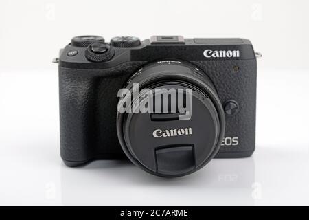 WETZLAR, Deutschland 2020 04 11: CANON EOS M6 Mark II auf weißem Hintergrund. Canon ist ein japanisches multinationales Unternehmen, das sich auf die Herstellung von Stockfoto