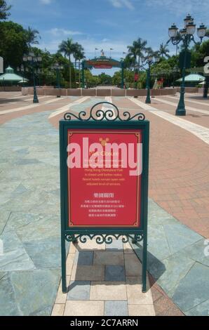 Hongkong, China. Juli 2020. HONGKONG, HONGKONG SAR, CHINA: 15. JULI 2020. Nach dem jüngsten Anstieg der Covid-19-Fälle und der sofortigen Durchsetzung der Politik zur sozialen Distanzierung durch die Regierung ist Hong Kong Disneyland ein zweites Mal geschlossen. Alamy Live Nachrichten/Jayne Russell Kredit: Jayne Russell/Alamy Live Nachrichten Stockfoto