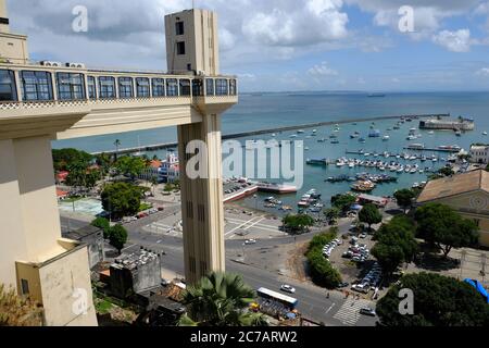 Salvador Bahia Brasilien - der Lacerda Aufzug mit Panoramablick auf den Hafen Stockfoto