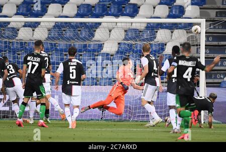 Reggio Emilia, Italien. Juli 2020. Juventus Torwart Wojciech Tomasz Szczesny (C) hat bei einem Fußballspiel zwischen Sassuolo und Juventus in Reggio Emilia, Italien, am 15. Juli 2020, ein Tor von Sassuolo Filip Djuricic nicht gerettet. Quelle: Alberto Lingria/Xinhua/Alamy Live News Stockfoto