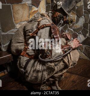 Futuristischer Charakter Cyborg Stalker. Kunstfotografie im Steampunk-Stil. Stockfoto