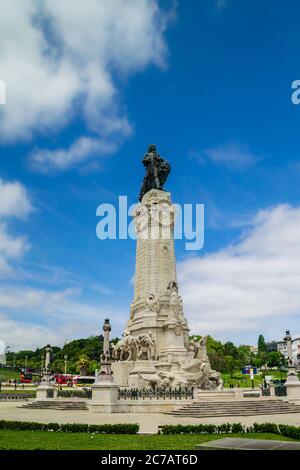 2585 Blauer Himmel mit Wolken am Marquis of Pombal Platz und Statue - Lissabon, Portugal Stockfoto