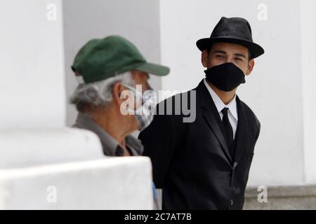 Caracas, Venezuela. Juli 2020. Jesús García, Schauspieler, Tänzer und Choreograph des Instituts für darstellende und musikalische Kunst (IAEM), führt 'José Gregorio Walks around Caracas' auf, Das Bild des seligen Venezolaners zu erinnern und das Bewusstsein für die korrekte Anwendung der Maske und Hygienemaßnahmen gegen das neue Coronavirus Covid-19 am 15. Juli 2020 in Caracas, Venezuela, zu schärfen. (Fotos von Bernardo Suarez/INA Photo Agency/Sipa USA) Quelle: SIPA USA/Alamy Live News Stockfoto