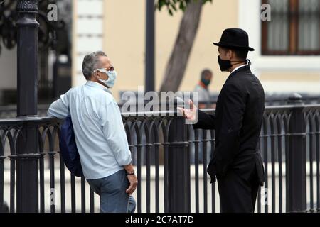 Caracas, Venezuela. Juli 2020. Jesús García, Schauspieler, Tänzer und Choreograph des Instituts für darstellende und musikalische Kunst (IAEM), führt 'José Gregorio Walks around Caracas' auf, Das Bild des seligen Venezolaners zu erinnern und das Bewusstsein für die korrekte Anwendung der Maske und Hygienemaßnahmen gegen das neue Coronavirus Covid-19 am 15. Juli 2020 in Caracas, Venezuela, zu schärfen. (Fotos von Bernardo Suarez/INA Photo Agency/Sipa USA) Quelle: SIPA USA/Alamy Live News Stockfoto