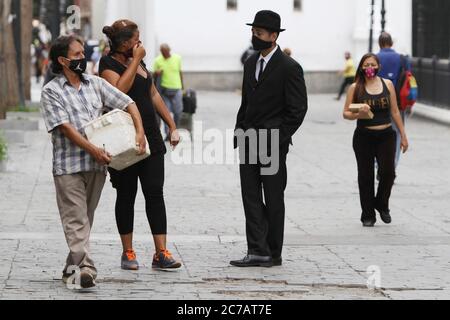 Caracas, Venezuela. Juli 2020. Jesús García, Schauspieler, Tänzer und Choreograph des Instituts für darstellende und musikalische Kunst (IAEM), führt 'José Gregorio Walks around Caracas' auf, Das Bild des seligen Venezolaners zu erinnern und das Bewusstsein für die korrekte Anwendung der Maske und Hygienemaßnahmen gegen das neue Coronavirus Covid-19 am 15. Juli 2020 in Caracas, Venezuela, zu schärfen. (Fotos von Bernardo Suarez/INA Photo Agency/Sipa USA) Quelle: SIPA USA/Alamy Live News Stockfoto