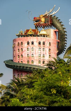 Der rosarote Turm mit dem riesigen Drachen im Wat SamPhran - Drachentempel, Nakhon Pathom, Thailand Stockfoto