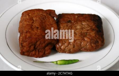 Tempe und tahu bacem. Traditionelle Lebensmittel aus Java, Indonesien. Aus Sojabohne. Bacem bedeutet süß. Stockfoto