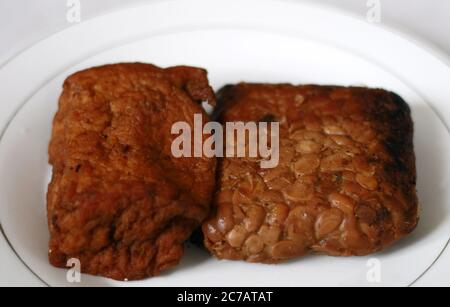 Tempe und tahu bacem. Traditionelle Lebensmittel aus Java, Indonesien. Aus Sojabohne. Bacem bedeutet süß. Stockfoto