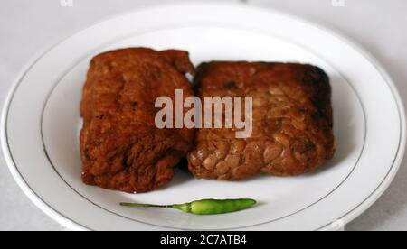 Tempe und tahu bacem. Traditionelle Lebensmittel aus Java, Indonesien. Aus Sojabohne. Bacem bedeutet süß. Stockfoto