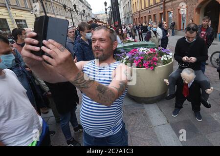 Ein Protestler macht ein Selfie mit einem Mann, der als Figur den russischen Präsidenten Wladimir Putin während der Demonstration darstellt.Protest gegen Verfassungsänderungen und die Ergebnisse einer landesweiten Abstimmung über Verfassungsreformen, die am 1. Juli 2020 verabschiedet wurde. Stockfoto