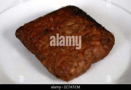 Tempe Bacem. Traditionelle Lebensmittel aus Java, Indonesien. Aus Sojabohne. Bacem bedeutet Swee Stockfoto