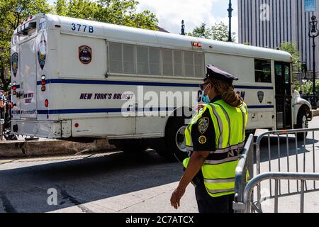 Brooklyn, New York, USA. Juli 2020. Ein Bus des New Yorker Justizministeriums sichert sich und wartet auf Kuratoren, die versuchten, den "Power of Prayer"-marsch am 15. Juli 2020 in New York City daran zu hindern, die Brooklyn Bridge zu überqueren. Der marsch forderte ein Ende der Gewalt und die Unterstützung der Strafverfolgung. (Foto von Gabriele Holtermann/Sipa USA) Quelle: SIPA USA/Alamy Live News Stockfoto