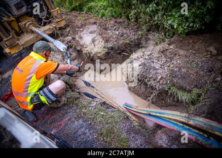 15. Juli 2020, Mecklenburg-Vorpommern, Carlow: Ein Bauingenieur zieht aus einer Baubohrung vor einer horizontalen Bohrmaschine leere Rohre für die spätere Verlegung von Glasfaserkabeln für den Breitband-Internetausbau. Die Firma WEMACOM verlegt derzeit Glasfaserverbindungen im Landkreis Nordwest-Mecklenburg. Bisher wurden rund 5,500 Hausanschlüsse für den Anschluss an das schnelle Glasfasernetz vorbereitet. Mecklenburg-Vorpommern erhält rund 850 Millionen Euro aus dem Bundesprogramm für den Breitbandausbau in unterversorgten ländlichen Regionen. Foto: J Stockfoto