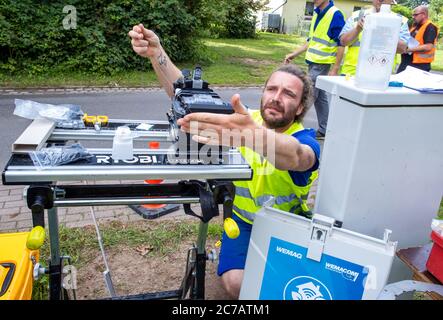 15. Juli 2020, Mecklenburg-Vorpommern, Bentin: Lichtleitertechniker Lars Romann bereitet ein Lichtleiterkabel für die Installation von Hausanschlüssen auf einer Baustelle für den Breitband-Internetausbau vor. Die Firma WEMACOM verlegt derzeit Glasfaserverbindungen im Landkreis Nordwest-Mecklenburg. Bisher wurden rund 5,500 Hausanschlüsse für den Anschluss an das schnelle Glasfasernetz vorbereitet. Mecklenburg-Vorpommern erhält rund 850 Millionen Euro aus dem Bundesprogramm für den Breitbandausbau in unterversorgten ländlichen Regionen. Foto: Jens Büttner/dpa-Ze Stockfoto