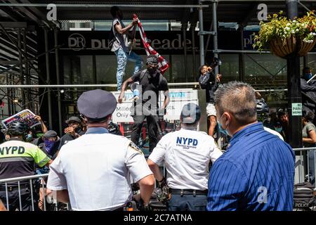 Brooklyn, New York, USA. Juli 2020. Beamte der NYPD fordern zwei Black Lives Matter-Demonstranten auf, während eines Gegen-Protests der "Power of Prayer"-Kundgebung, die am 15. Juli 2020 vor dem Rathaus in New York City ein Ende der Gewalt fordert, vom Gerüst herunterzukommen. (Foto von Gabriele Holtermann/Sipa USA) Quelle: SIPA USA/Alamy Live News Stockfoto