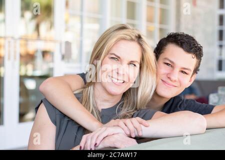 Porträt eines Lateinischen Mutter und Sohn im Teenageralter. Stockfoto