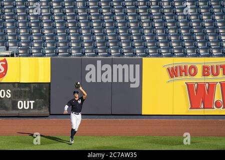 Bronx, Usa. Juli 2020. Der New York Yankees Rechtsfeldspieler Aaron Judge (99) macht sich am Mittwoch, den 15. Juli 2020, im Yankee Stadium in New York City einen Haken im rechten Feld in einem Intrasquad-Spiel. Foto von Corey Sipkin/UPI Kredit: UPI/Alamy Live News Stockfoto