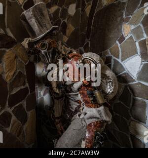Futuristischer Charakter Cyborg Stalker. Kunstfotografie im Steampunk-Stil. Stockfoto