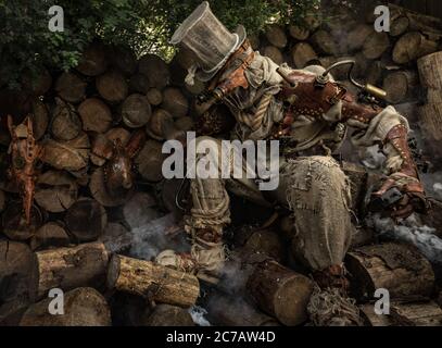 Futuristischer Charakter Cyborg Stalker. Kunstfotografie im Steampunk-Stil. Stockfoto