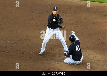 Bronx, Usa. Juli 2020. New York Yankees Miguel Andujar (41) ist auf der zweiten Platz von Second Baseman Gleyber Torres (25) in einem Intrasquad Spiel während des Sommertrainings Workouts im Yankee Stadium in New York City am Mittwoch, 15. Juli 2020. Foto von Corey Sipkin/UPI Kredit: UPI/Alamy Live News Stockfoto