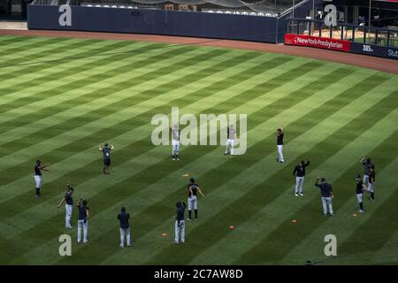 Bronx, Usa. Juli 2020. Die New York Yankees strecken sich im Außenfeld vor einem Intrasquade-Spiel während des Sommertrainings im Yankee Stadium in New York City am Mittwoch, 15. Juli 2020. Foto von Corey Sipkin/UPI Kredit: UPI/Alamy Live News Stockfoto