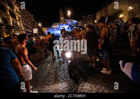 FC Porto Fußballfans feiern in Aliados Avenue hat FC Porto gewinnt den ersten Liga-Titel nach dem Sieg gegen Sporting CP heute Abend sicherzustellen, dass nicht mehr auf Punkte am 16. Juli 2020 in Porto, Portugal überholt werden. FC Porto übernimmt den ersten Platz von SL Benfica nach dem Truppe-Stopp wegen Covid-19 Pandemie. Stockfoto