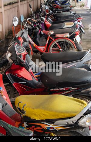 AYUTTHAYA, THAILAND, JUN 03 2020, ​​Parking für Motorräder unter Schutz hinter dem Wohnhaus Stockfoto