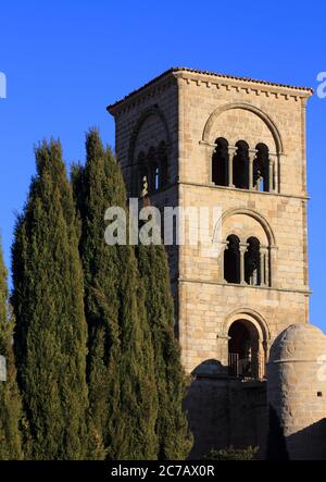 Spanien, Extremadura, Caceres, mittelalterlicher Turm und Zypressen in der historischen Stadt Trujillo. Geburtsort des Eroberers Fransisco Pizarro Stockfoto