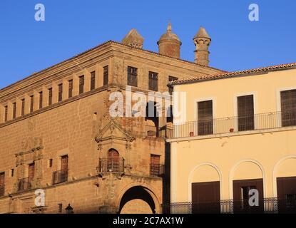 Spanien, Extremadura, Caceres, mittelalterliche Fassaden der historischen Stadt Trujillo bei Sonnenuntergang. Geburtsort von Fransisco Pizarro. Stockfoto