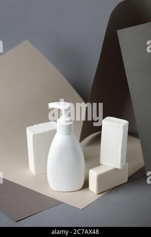 Set von weißen Seifensuden auf grauem Hintergrund, abstrakte Geometrie Konzept der Hautpflege, nachhaltige Wellness, matte Textur stilvoller Hintergrund für Luxus-Spa Stockfoto