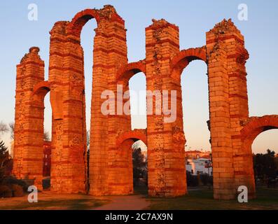 Acueducto De Los Milagros, römisches Aquädukt. Beleuchtet durch das spätnachmittägliche Sonnenlicht Merida, Badajoz, Extremadura, Spanien. UNESCO-Weltkulturerbe. Stockfoto