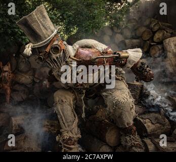 Futuristischer Charakter Cyborg Stalker. Kunstfotografie im Steampunk-Stil. Stockfoto