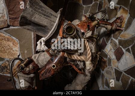 Futuristischer Charakter Cyborg Stalker. Kunstfotografie im Steampunk-Stil. Stockfoto